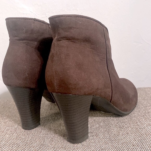 A2 by Aerosols brown suede ankle boots, size 8 1/2M. - Picture 3 of 11